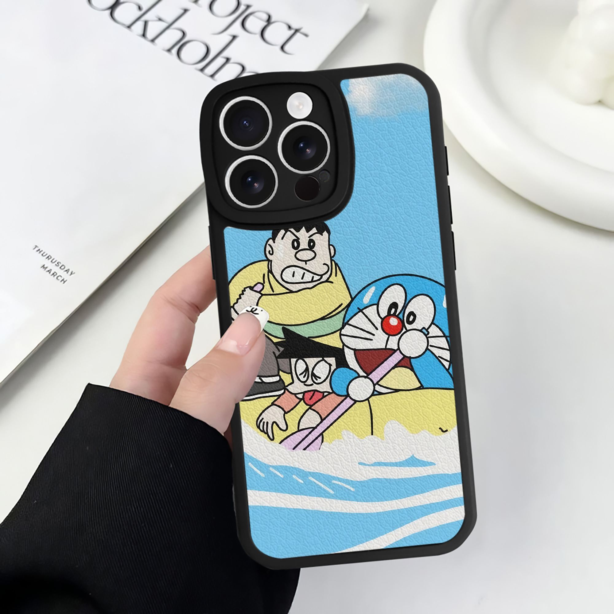 （画像用） ドラえもん Doraemon 【iPhone 16シリーズ対応】シリコンスマホケース（レザー調） 材質：シリコン